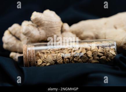 gingembre frais et poudre de gingembre séchée sur bois d'olive Banque D'Images