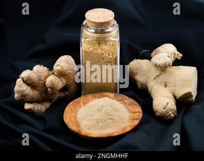 gingembre frais et poudre de gingembre séchée sur bois d'olive Banque D'Images