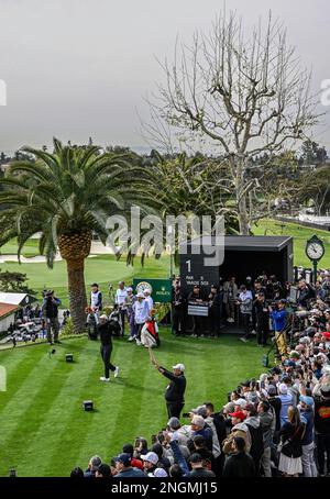 Pacific Palisades, Californie, États-Unis. 17th févr. 2023. Rory McIlroy débarque sur le 1st trous lors de la deuxième partie du Genesis Invitational au Riviera Country Club. (Credit image: © Mark Edward Harris/ZUMA Press Wire) USAGE ÉDITORIAL SEULEMENT! Non destiné À un usage commercial ! Banque D'Images