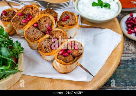 Beyti - Kebab d'agneau Turikish de style kofte enveloppé de pain plat Banque D'Images