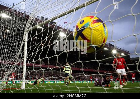 Ederson, gardien de but de Manchester City, est abattu après que Chris Wood de Nottingham Forest (non représenté) ait marqué le but égalisateur à 1-1 lors du match de la Premier League au City Ground, à Nottingham. Date de la photo: Samedi 18 février 2023. Banque D'Images