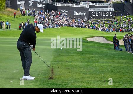 Pacific Palisades, Californie, États-Unis. 17th févr. 2023. Tiger Woods atteint le vert de 18th au Riviera Country Club lors de la ronde de 2nd de la Genesis Invitational de 2023. (Credit image: © Mark Edward Harris/ZUMA Press Wire) USAGE ÉDITORIAL SEULEMENT! Non destiné À un usage commercial ! Banque D'Images