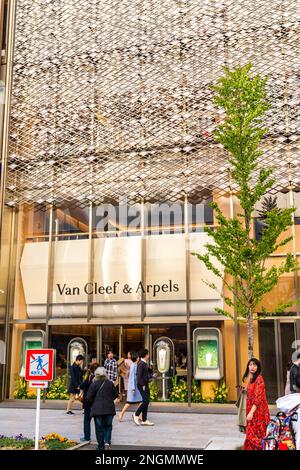 Le Ginza Van Cleef et Arpels bâtiments avec des gens qui marchent par sur un week-end de printemps lorsque la rue devient une zone piétonne. Heure d'or. Banque D'Images