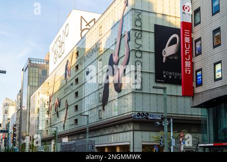 Afficher le long de la Ginza Matsuya department store avec sa façade en verre vert avec Écouteurs powerbeats pro display. Jour, heure d'or. Banque D'Images