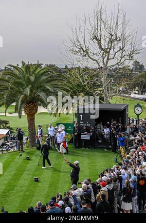 Pacific Palisades, Californie, États-Unis. 17th févr. 2023. Rory McIlroy débarque sur le 1st trous lors de la deuxième partie du Genesis Invitational au Riviera Country Club. (Credit image: © Mark Edward Harris/ZUMA Press Wire) USAGE ÉDITORIAL SEULEMENT! Non destiné À un usage commercial ! Banque D'Images