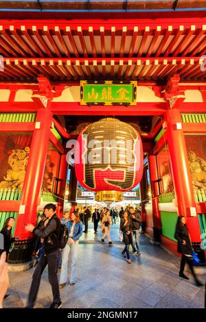 Tokyo, le célèbre sanctuaire d'Asakusa et temple Sensoji. La porte extérieure, Kaminarimon avec son hugh lanterne de papier avec les gens de marcher sous. La nuit. Banque D'Images