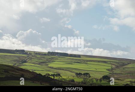 Vue sur le paysage depuis la Waskerley Way à travers une vallée peu profonde de pâturages ouverts avec le soleil mettant en évidence la couleur et les contours de la terre Banque D'Images