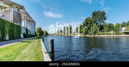 Vue panoramique de la rivière Spree près de chancellerie à Berlin, en Allemagne, le journée ensoleillée en été Banque D'Images