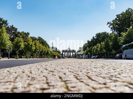 Low angle view of Porte de Brandebourg et la rue du 17 juin à Berlin, en Allemagne, le jour d'été ensoleillé Banque D'Images