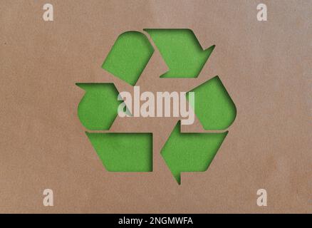 symbole de recyclage coupé en papier recyclé marron Banque D'Images