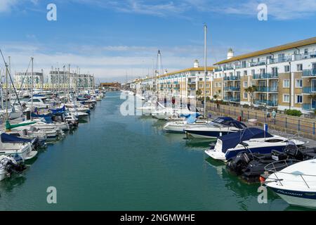 BRIGHTON, Sussex/UK - Août 31 : Vue sur le port de plaisance de Brighton à Brighton East Sussex le 31 août 2019. Des personnes non identifiées Banque D'Images