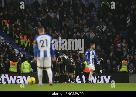 Brighton et Hove, Royaume-Uni. 18th févr. 2023. Célébration du but de Fulham lors du match de la Premier League entre Brighton et Hove Albion et Fulham au stade communautaire American Express, Brighton et Hove, en Angleterre, le 18 février 2023. Photo par Pedro Soares. Utilisation éditoriale uniquement, licence requise pour une utilisation commerciale. Aucune utilisation dans les Paris, les jeux ou les publications d'un seul club/ligue/joueur. Crédit : UK Sports pics Ltd/Alay Live News Banque D'Images