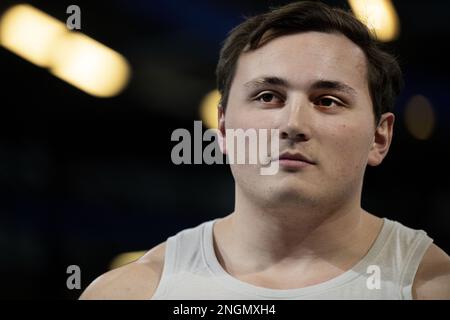 APELDOORN - Putter Sven Poelmann pendant la première journée des championnats néerlandais d'athlétisme en salle. ANP OLAF KRAAK Banque D'Images