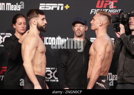 Las Vegas, NV - FÉVRIER 17 : (L-R)[bluecorner] et [RedCorner] face off pendant l'UFC Vegas 69 à l'UFC Apex sur 17 février 2023 à Las Vegas, Nevada, États-Unis. (Photo de Diego Ribas/PxImages) Banque D'Images