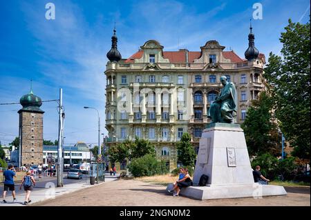 Prague République tchèque. Statue d'Alois Jirasek au bord de la Vltava Banque D'Images