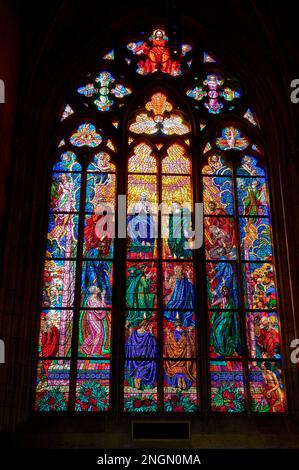 Prague République tchèque. Vitraux dans la cathédrale Saint-Guy à l'intérieur du château de Prague Banque D'Images