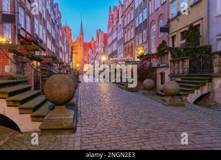 Vue panoramique sur l'ancienne rue médiévale de Mariacka au lever du soleil. Gdansk. Pologne. Banque D'Images