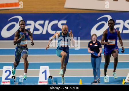 APELDOORN, PAYS-BAS - FÉVRIER 18 : Raphael Bouju, Hensley Paulina, Brett Duff en compétition sur les 60m hommes lors des championnats hollandais d'athlétisme en intérieur 2023 à Omnisport sur 18 février 2023 à Apeldoorn, pays-Bas (photo de Patrick Goosen/Orange Pictures) Banque D'Images