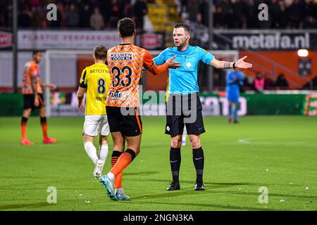 VOLENDAM, PAYS-BAS - FÉVRIER 18 : Walid Ould-Cheikh du FC Volendam, arbitre Robin Hensgens lors du match hollandais entre le FC Volendam et Vitesse à Kras Stadion sur 18 février 2023 à Volendam, pays-Bas (photo de Jan Mulder/Orange Pictures) Banque D'Images