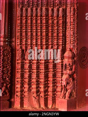 Porte en bois richement sculptée d'une ancienne maison portail à kanadukathan, Chettinad, Tamil Nadu, Inde. 150 ans. Détails des bases du cadre de la porte principale dans Banque D'Images