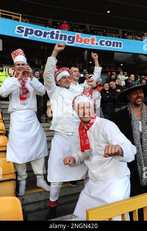 Les supporters de la ville de Stoke aux Dyers Arms à Leek en robe de fantaisie pour le match d'aujourd'hui. Wolverhampton Wanderers contre Stoke City 17/12/2011 Banque D'Images