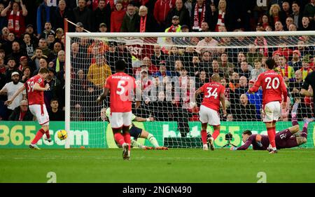 Nottingham, Royaume-Uni. 18th févr. 2023. Egaliseur par Wood (comté de Notts) lors du match de Premier League entre Nottingham Forest et Manchester City au City Ground, Nottingham, Angleterre, le 18 février 2023. Photo de Mark Dunn. Utilisation éditoriale uniquement, licence requise pour une utilisation commerciale. Aucune utilisation dans les Paris, les jeux ou les publications d'un seul club/ligue/joueur. Crédit : UK Sports pics Ltd/Alay Live News Banque D'Images