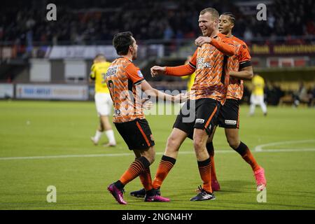 VOLENDAM - (lr) Daryl van MIEGHEM du FC Volendam 2-0 , Henk Veerman du FC Volendam, Xavier Mbuyamba du FC Volendam lors du match de première ligue néerlandais entre le FC Volendam et Vitesse au stade de Kras à 18 février 2023 à Volendam, aux pays-Bas. ANP ROY LAZET Banque D'Images