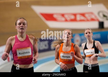 APELDOORN, PAYS-BAS - FÉVRIER 18 : Loes Kempe en compétition sur les 1500m femmes lors des Championnats hollandais d'athlétisme en salle 2023 à Omnisport sur 18 février 2023 à Apeldoorn, pays-Bas (photo de Patrick Goosen/Orange Pictures) Banque D'Images