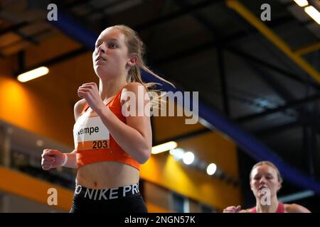 APELDOORN, PAYS-BAS - FÉVRIER 18 : Loes Kempe en compétition sur les 1500m femmes lors des Championnats hollandais d'athlétisme en salle 2023 à Omnisport sur 18 février 2023 à Apeldoorn, pays-Bas (photo de Patrick Goosen/Orange Pictures) Banque D'Images