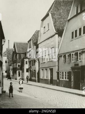Bielefeld, Allemagne 1912 Une rue nommée Welle au milieu de Bielefeld. Les maisons n'existent plus. C'est incroyable de voir comment les villes européennes étaient sans circulation Banque D'Images