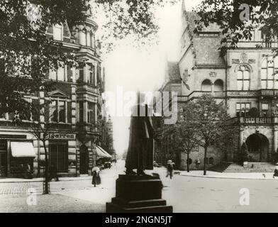 Bielefeld, Allemagne 1911 Niederwall statue de Bismarck. La staue est toujours à Bielefeld, mais se trouve ailleurs maintenant. Banque D'Images