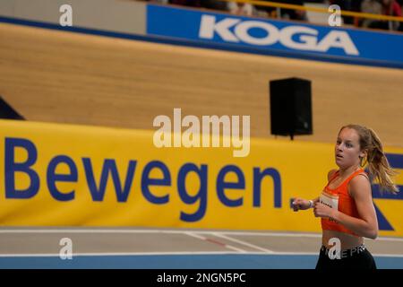 APELDOORN, PAYS-BAS - FÉVRIER 18 : Loes Kempe en compétition sur les 1500m femmes lors des Championnats hollandais d'athlétisme en salle 2023 à Omnisport sur 18 février 2023 à Apeldoorn, pays-Bas (photo de Patrick Goosen/Orange Pictures) Banque D'Images