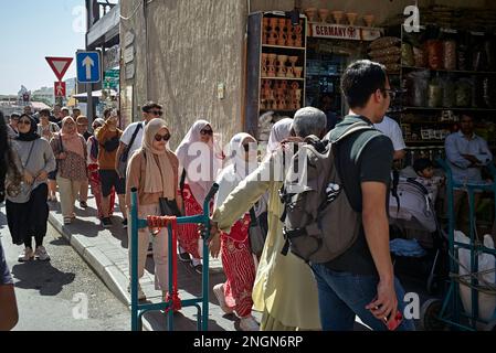 © 2023 John Angerson - Souk d'or - boutiques d'ornements et de pierres précieuses en or à Dubaï, Émirats arabes Unis. Banque D'Images