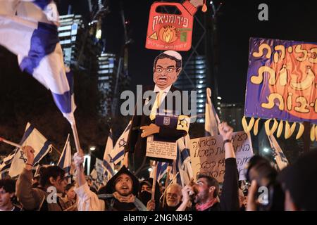 Tel Aviv, Israël. 18th févr. 2023. Les Israéliens participent à une manifestation contre la réforme du système juridique prévue par le gouvernement. Crédit : Ilia Yefimovich/dpa/Alay Live News Banque D'Images