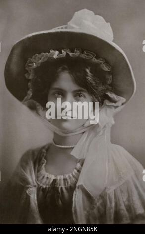 Maude Fealy comme Julie dans 'The Lyon's Mail' - photo du Lafayette Studio (Londres) 1904 ou 1905 - restauré à partir de la carte postale originale du Rotary 198 y par le photographe du Montana Banque D'Images