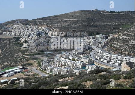 Colonie de Givat Zeev, Cisjordanie. 17th févr. 2023. Une vue générale des maisons dans la colonie israélienne donnée à Zeev en Cisjordanie, vendredi, 17 février 2023. Israël a fait l'objet d'une condamnation internationale après que le gouvernement d'extrême-droite du Premier ministre Benjamin Netanyahu ait annoncé sa décision de légaliser neuf colonies en Cisjordanie après une vague d'attaques terroristes palestiniennes à Jérusalem. Photo de Debbie Hill/ Credit: UPI/Alay Live News Banque D'Images