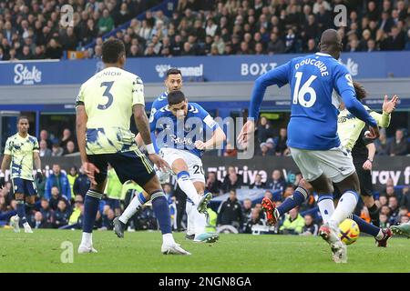 Everton, Royaume-Uni. 18th févr. 2023. Neal Maupay d'Everton (20) essaie une prise de vue. Match Premier League, Everton contre Leeds Utd au Goodison Park à Liverpool le samedi 18th février 2023. Cette image ne peut être utilisée qu'à des fins éditoriales. Utilisation éditoriale uniquement, licence requise pour une utilisation commerciale. Aucune utilisation dans les Paris, les jeux ou les publications d'un seul club/ligue/joueur. photo par Chris Stading/Andrew Orchard sports Photography/Alamy Live News crédit: Andrew Orchard sports Photography/Alamy Live News Banque D'Images