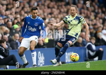 Everton, Royaume-Uni. 18th févr. 2023. Dwight McNeil d'Everton (l0 libère le ballon sous la pression de Luke Ayling de Leeds United. Match Premier League, Everton contre Leeds Utd au Goodison Park à Liverpool le samedi 18th février 2023. Cette image ne peut être utilisée qu'à des fins éditoriales. Utilisation éditoriale uniquement, licence requise pour une utilisation commerciale. Aucune utilisation dans les Paris, les jeux ou les publications d'un seul club/ligue/joueur. photo par Chris Stading/Andrew Orchard sports Photography/Alamy Live News crédit: Andrew Orchard sports Photography/Alamy Live News Banque D'Images