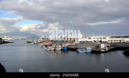 Petits bateaux de pêche colorés amarrés à la jetée du port de pêche, Ponta Delgada, Sao Miguel, Açores, Portugal Banque D'Images