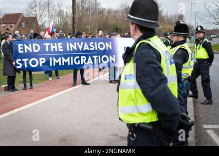 Rotherham, Royaume-Uni. 18th févr. 2023. Les manifestants anti-immigration tiennent une bannière à l'extérieur de l'hôtel Holiday Inn qui héberge des réfugiés. Une manifestation anti-immigration a été organisée à l'extérieur de l'hôtel où les demandeurs d'asile attendaient le traitement des demandes. Une contre-manifestation a également été organisée par Stand Up to racisme. Crédit : SOPA Images Limited/Alamy Live News Banque D'Images