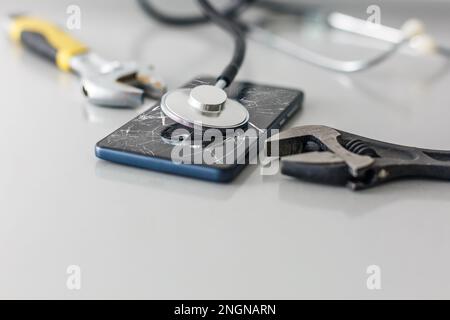 Réparation de téléphone cellulaire. Composants et outils pour smartphone pour la récupération, concentration sélective réparation de téléphone et concept de service.smartphone diagnostiqué avec un Banque D'Images
