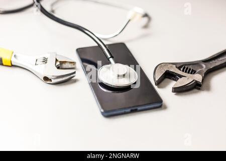 Réparation de téléphone cellulaire. Composants et outils pour smartphone pour la récupération, concentration sélective réparation de téléphone et concept de service.smartphone diagnostiqué avec un Banque D'Images
