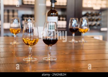 test de porto, verres avec dégustation de boissons au bar Banque D'Images