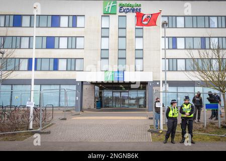 Rotherham, Royaume-Uni. 18th févr. 2023. Un drapeau antifa est levé à l'extérieur de l'hôtel Holiday Inn qui accueille des réfugiés pendant la manifestation. Une manifestation anti-immigration a été organisée à l'extérieur de l'hôtel où les demandeurs d'asile attendaient le traitement des demandes. Une contre-manifestation a également été organisée par Stand Up to racisme. (Photo par Andy Barton/SOPA Images/Sipa USA) crédit: SIPA USA/Alay Live News Banque D'Images