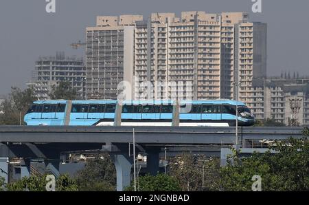 Mumbai, Inde. 18th févr. 2023. Un train monorail traverse la ville de Mumbai. Le train monorail a été lancé dans le cadre de l'expansion des transports publics afin de fournir une meilleure connectivité aux personnes pour les trajets quotidiens dans les limites de la ville (photo par Ashish Vaishnav/SOPA Images/Sipa USA) Credit: SIPA USA/Alay Live News Banque D'Images