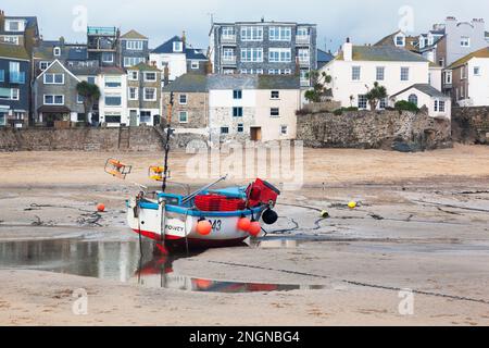 Bateau de pêche dans le port de St Ives Banque D'Images