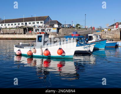 Bateaux de pêche amarrés dans le port de Porthleven à marée haute Banque D'Images