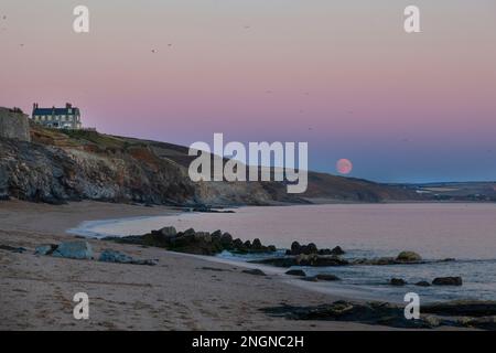 Lever de lune sur la plage de Porthleven Banque D'Images