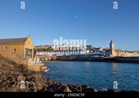 Le Clocktower de Porthleven et la station Old Lifeboat Station accueillent des bateaux de pêche dans le port par une journée bleue d'hiver Banque D'Images