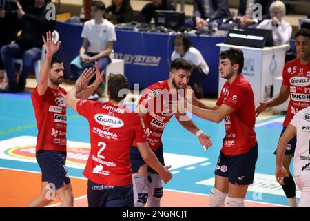 Taranto, Italie. 18th févr. 2023. Exultation PRISMA Taranto. Pendant Gioiella Prisma Taranto vs Emma Villas Aubay Siena, Volleyball Italien Serie A Men SuperLeague Championship à Taranto, Italie, 18 février 2023 Credit: Independent photo Agency/Alay Live News Banque D'Images